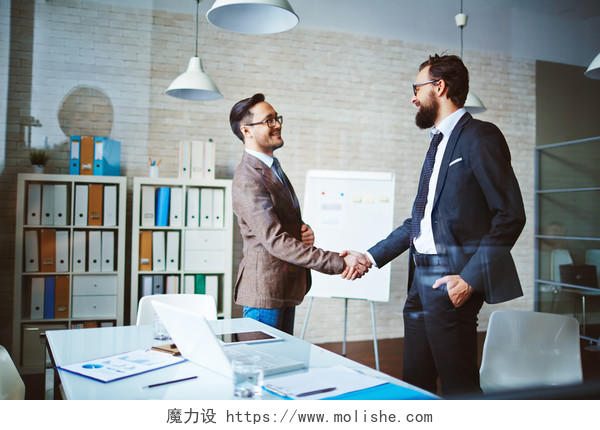 成功的商人握手后谈判签约成功合作合作团结握手团结手势合作平台商务合作握手成功人士